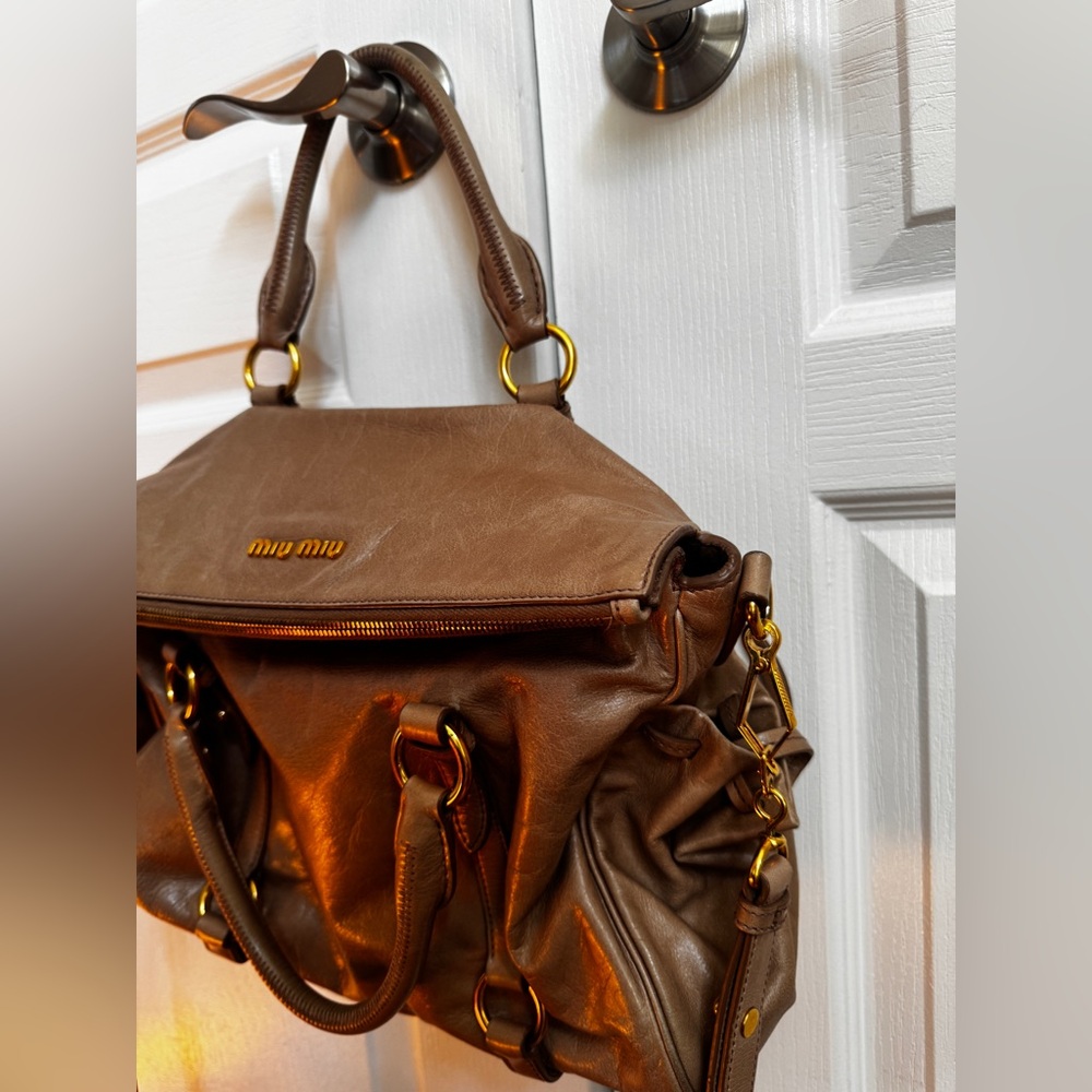 Miu Miu Vitello Shine - Leather Shoulder Bag in Cammeo - Picture 4 of 13